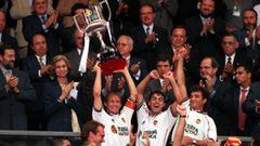 Mendieta, Piojo L&oacute;pez y Camarasa recogen la Copa del Rey de 1999.