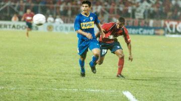 Medellín compartía grupo con Boca Juniors en 2003, los dirigidos por Víctor Luna recibieron al equipo argentino en el Atanasio Girardot en la fecha 4. El partido fue muy cerrado y hasta en el 90 se definió con un golazo de David Montoya.