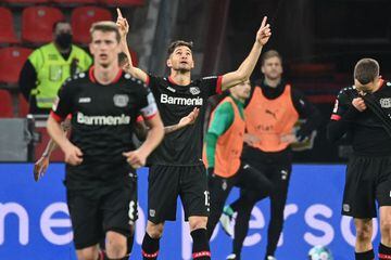 Lucas Alario celebrando un tanto al Borussia M´Gladbach el 8 de noviembre.