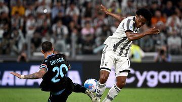 Lazio�s midfielder Mattia Zaccagni from Italy (L) fights for the ball with Juventus� Colombian midfielder Juan Cuadrado during the Italian Serie A football match Juventus vs Lazio on May 16, 2022 at the �Allianz Stadium� in Turin. (Photo by MARCO BERTORELLO / AFP)