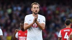 Tottenham Hotspur&#039;s English striker Harry Kane applauds supporters after the English Premier League football match between Arsenal and Tottenham Hotspur at the Emirates Stadium in London on September 26, 2021. - Arsenal won the game 3-1. (Photo by Be