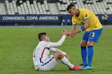 Copa América 2021: Brasil 1-0 Chile. Renan Lodi consuela a Carlos Palacios al final del partido.