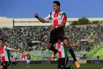 Alejandro Contreras celebra la apertura de la cuenta para Palestino sobre Wanderers.