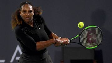 Serena Williams devuelve una bola ante Jelena Ostapenko durante el torneo de exhibici&oacute;n World Tennis Championship en Abu Dhabi,