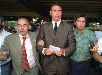 En las elecciones del año 2000 pelaban por la presidencia del Real Madrid Lorenzo Sanz y Florentino Pérez. Redondo decidió alinearse al lado de Sanz y tras la victoria de Florentino Pérez se marchó al Milan.