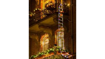 Guirnalda de luces con forma de escalera y Papá Noel para Navidad en Amazon