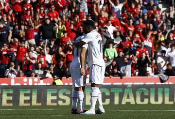 Tchouameni consuela a Asensio tras el fallo en el penalti.