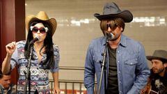 Miley Cyrus y Jimmy Fallon cantan de inc&oacute;gnito en el metro. Imagen: redes sociales