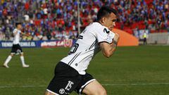 El jugador de Colo Colo Pablo Mouche, celebra su gol contra Universidad de Chile.