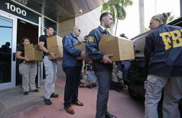 Agentes del FBI llevandose cajas de la sede de la CONCACAF. Durante la investigación internacional de la FIFA, donde nueve funcionarios de la FIFA y cinco ejecutivos de las empresas fueron acusados de extorsión, fraude electrónico y conspiración de lavado de dinero
