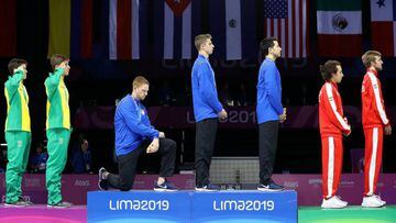 Luego de ganar la medalla de oro en esgrima, el atleta estadounidense, Race Imboden, se arrodill&oacute; mientras sonaba el himno nacional de su pa&iacute;s, en se&ntilde;al de protesta.