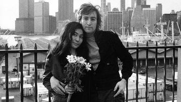 Este 8 de diciembre se cumplen 43 años del fallecimiento de John Lennon, padre, marido, Beatle y pacifista. Aquí la historia detrás de su muerte.