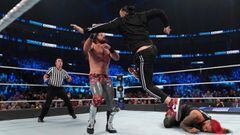 Roman Reigns ataca a Seth Rollins en SmackDown.