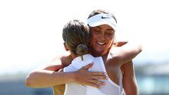 Marta Kostyuk abraza a Paula Badosa al final de su partido en Wimbledon.