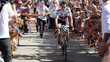 Alberto Contador rueda antes de tomar la salida de la &uacute;ltima etapa de la Vuelta a Espa&ntilde;a en Arroyomolinos.