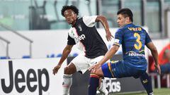 Juan Guillermo Cuadrado y Brayan Vera durante el partido entre Juventus y Lecce por Serie A.