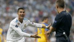 Cristiano Ronaldo protesta una jugada. 