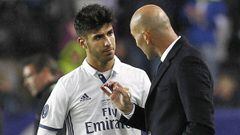 Zidane charla con Asensio.