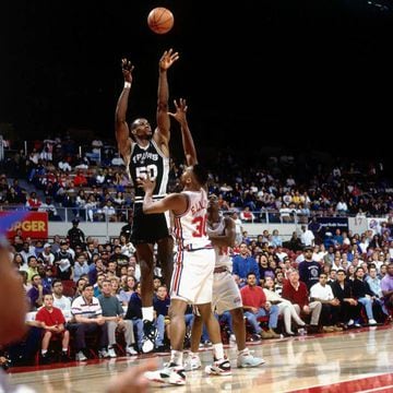 El Almirante aplastó a los Clippers (112-97) el 24 de abril de 1994: 44 minutos, 26/41 en tiros (un triple anotado en dos intentos, 18/25 en tiros libres. La exhibición del pívot de los Spurs en el último partido de la Regular Season se permitió proclamarse Máximo Anotador de la temporada 1993-94. Un logro tremendo (promedió 29,8 puntos) para un jugador que había sido Mejor Defensor solo dos años antes. Un complejo doblete para el que necesitaba anotar más que Shaquille O'Neal, que en la última jornada se fue a 32 puntos. Robinson jugó a placer (71+14 rebotes+5 asistencias). y años después, dos ilustres como Ron Harper y Dominique Wilkins, que jugaban en esos Clippers, aseguraron que el dueño Donald Sterling pidió que dejaran hacer a Robinson para que fuera Máximo Anotador. Porque sentía más afinidad por el propietario de los Spurs, porque no quería que ganara Shaq... por lo que fuera (Sterling es considerado uno de los peores propietarios de la historia de todo el deporte profesional estadounidense).