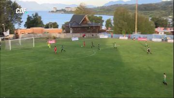 Deportes Pilmahue recibió a Deportes Valdivia en la Copa Chile 2019 en un estadio al borde del lago Villarrica, y de fondo también se puede apreciar el volcán.