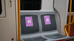 El significado de las nuevas pegatinas rosas que hay en los asientos del Metro de Madrid