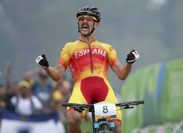 Carlos Coloma celebra la medalla de bronce lograda en la prueba de Mountain Bike en los Juegos Olímpicos de Río.