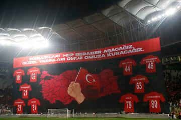 Turkey fans pay tribute to earthquake victims