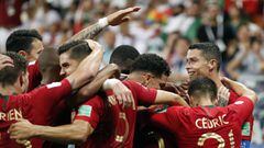 Los jugadores de Portugal felicitan a Ricardo Quaresma por su gol ante Ir&aacute;n.