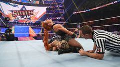 Becky Lynch somete a Natalya en SummerSlam.