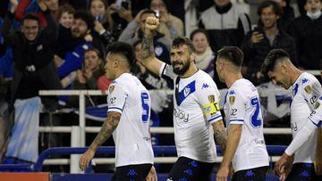 Argentina's Velez Lucas Pratto (2-L) celebrates after scoring against Estudiantes de La Plata during their Copa Libertadores group stage all-Argentine football match, at the Jose Amalfitani stadium in Buenos Aires, on May 24, 2022. (Photo by Juan Mabromata / AFP) (Photo by JUAN MABROMATA/AFP via Getty Images)