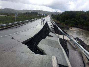 Un sismo de magnitud 7.6 en la escala de Richter se sintió a las 11:21 horas de este domingo. El epicentro fue a 67 kilómetros al noroeste de Melinka y también se percibió en las regiones del Biobío, La Araucanía, Los Ríos y Aysén. Varias carreteras quedaron dañadas