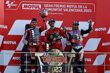 El piloto italiano de Ducati Francesco Bagnaia (C) celebra en el podio con el segundo clasificado de Ducati, el piloto italiano Fabio Di Giannantonio (I), y el tercer clasificado, el piloto francés de Ducati, Johann Zarco.  