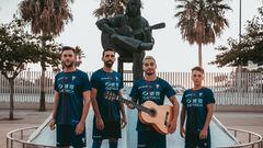 Jugadores del Algeciras con la camiseta en homenaje a Paco de Lucía junto a su estatua.