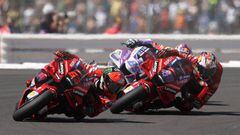 Las Ducati de Bagnaia, Miller y Zarco luchando por la victoria en el GP de Gran Bretaña.