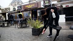 Santiago, 1 septiembre de 2020Trabajadores de restaurantes preparan sus mesas en la calle para atender publico en  espacios transitorios durante pandemia civid-19Marcelo Hernandez/Aton Chile