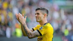 Dortmund&#039;s US midfielder Christian Pulisic applauds waves after the German First division Bundesliga football match BVB Borussia Moenchengladbach v Borussia Dortmund in Moenchengladbach, western Germany, on May 18, 2019. (Photo by LEON KUEGELER / AFP) / DFL REGULATIONS PROHIBIT ANY USE OF PHOTOGRAPHS AS IMAGE SEQUENCES AND/OR QUASI-VIDEO