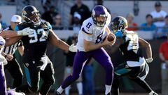 JACKSONVILLE, FL - DECEMBER 11: Sam Bradford #8 of the Minnesota Vikings scrambles for yardage against the Jacksonville Jaguars during the game at EverBank Field on December 11, 2016 in Jacksonville, Florida.   Sam Greenwood/Getty Images/AFP == FOR NEWSPAPERS, INTERNET, TELCOS &amp; TELEVISION USE ONLY ==