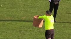 El viral del fútbol chileno: ¡juez recibió el balón gracias a un canasto de mimbre aéreo!