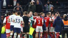 Tottenham vs Arsenal finalizó con un breve conato de bronca con Richarlison, Ramsdale y más futbolistas. El portero inglés fue agredido por un aficionado.