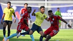 Colombia's midfielder Jhojan Torres (R) and forward Oscar Cortes (R) fight for the ball with Ecuador's midfielder Youri Ochia during the Venezuela 2024 CONMEBOL Pre-Olympic Tournament Group A football match between Ecuador and Colombia at the Brigido Iriarte stadium in Caracas, on January 20, 2024. (Photo by Federico Parra / AFP)