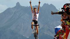 Warren Barguil celebra su victoria en la cima del Izoard durante el Tour de Francia 2017.