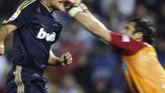 <b>TORTAZO.</b> Raúl se jugó la cara para marcar el primer gol del Real Madrid.
