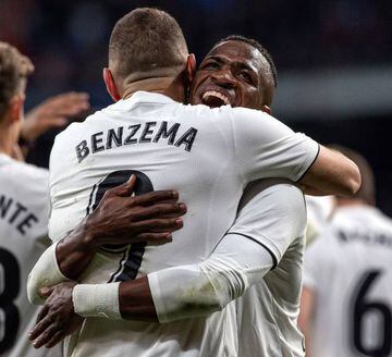 Benzema celebra su gol al Girona con Vinicius.