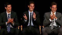 Novak Djokovic, Rafa Nadal y Roger Federer aplauden durante un acto del ATP Heritage Celebration en el Waldorf Astoria de Nueva York en 2013.