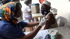 A picture taken on November 26, 2021 shows a health official  administering to a man  a  dose of Astrazeneca&#039;s Vaxzevria Covid-19 vaccine at Secretariat Community Central Mosque, Alausa, Ikeja in Lagos. - Fearing a surge in coronavirus cases over the