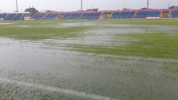 La lluvia inundó la cancha. El partido Tuluá-Chicó se pasó para el domingo a las 9 de la mañana.