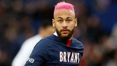 Las excentricidades de Neymar le suelen llevar a sucesivos cambios de imagen, a veces, de dudoso gusto. Lo mismo rinde homenaje a Kobe Bryant antes de jugar con el PSG que lo hace luciendo su pelo teñido de color rosa chillón.