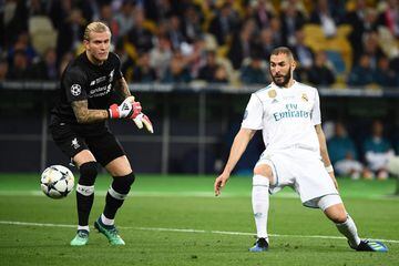 Benzema makes it 1-0 after a great mistake from Karius.