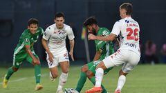 Sporting Cristal's Uruguayan midfielder Leandro Sosa (2-R) is challenged by Nacional's Argentine midfielder Juan Alfaro (R) during their Copa Libertadores second round first leg football match between Paraguay's Nacional and Peru's Sporting Cristal, at the Defensores del Chaco stadium in Asuncion, on February 21, 2023. (Photo by NORBERTO DUARTE / AFP)
