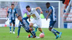 PACHUCA, MEXICO - JULY 24: Erick Sanchez (L) of Pachuca fights for the ball with Gustavo del Prete (C) of Pumas during the 4th round match between Pachuca and Pumas UNAM as part of the Torneo Apertura 2022 Liga MX at Hidalgo Stadium on July 24, 2022 in Pachuca, Mexico. (Photo by Agustin Cuevas/Getty Images)